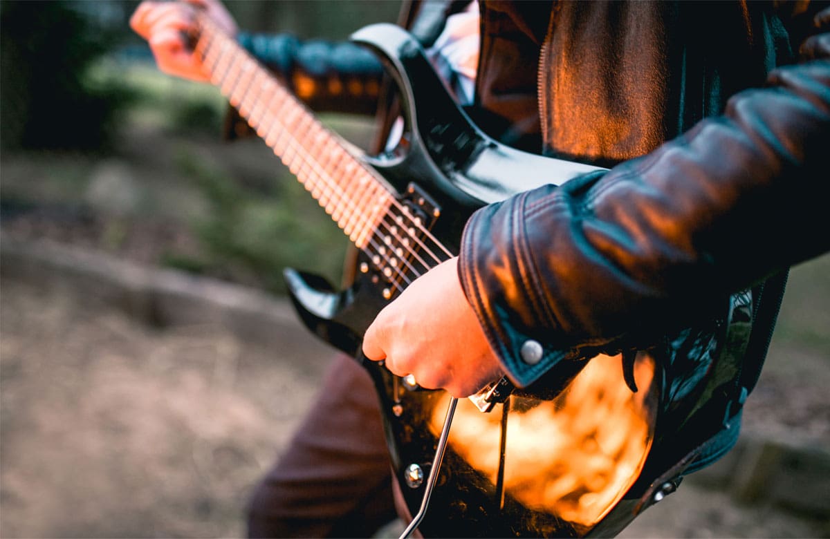 tenir guitare en tant que gaucher